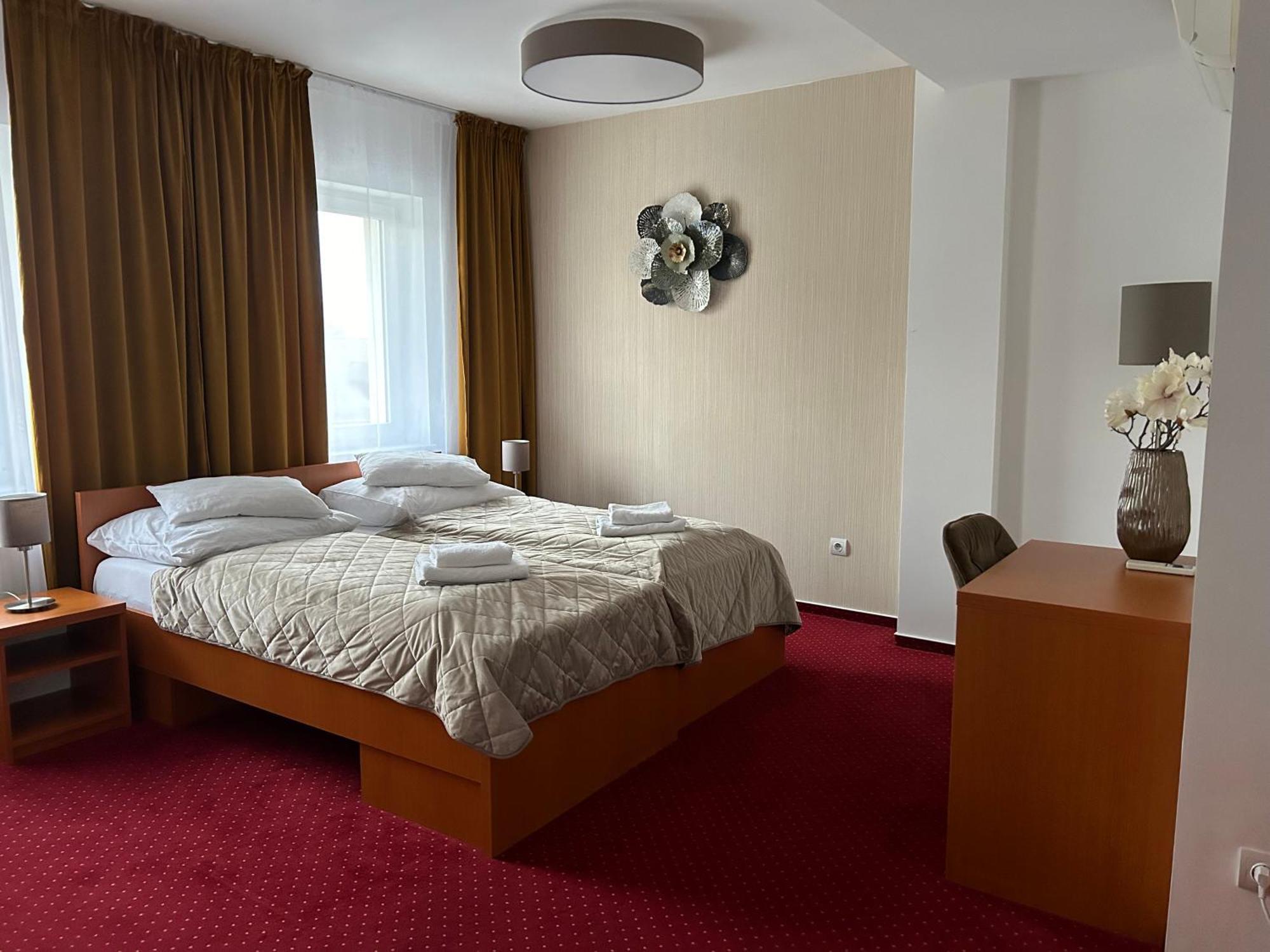 Hotel Evan U Hoffera Topolcany Exterior photo