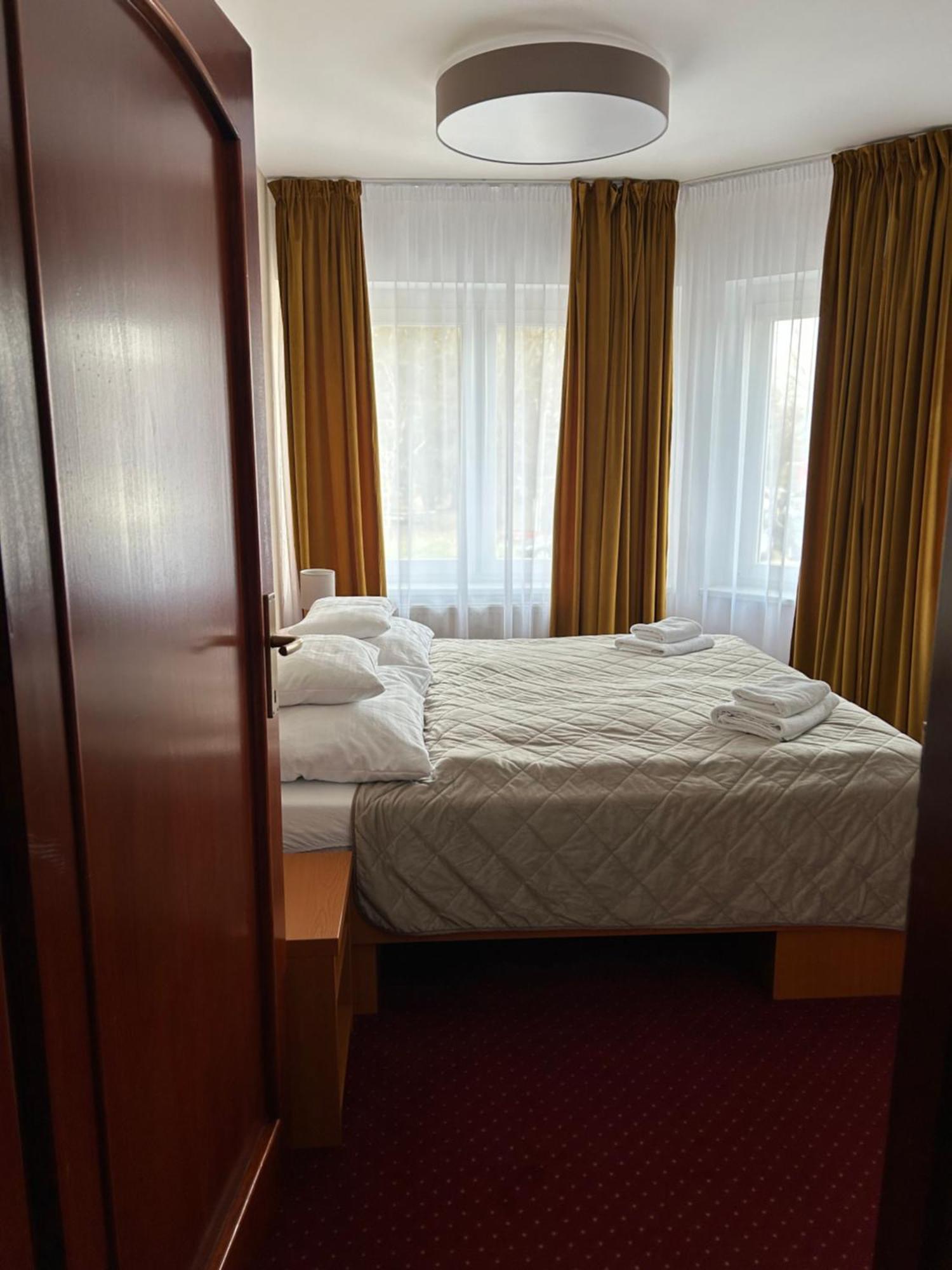 Hotel Evan U Hoffera Topolcany Exterior photo